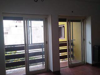 Departamento  -  VENTA -3 ambientes - balcón - Castelar - Céntrico - lavadero  - 2 dormitorios -