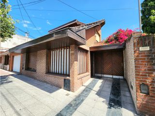 Foto 1 de Chalet cuatro ambientes. San Juan. Quincho. Trotadora. Zona comercial.
