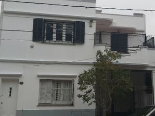 Departamento Tipo Casa en venta en Bernal Centro