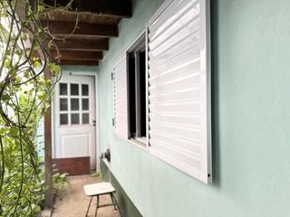 Venta Casa céntrica en Roque Pérez, 2 habitaciones, patio  departamento 2 ambientes