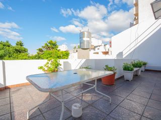 Atipico PH desarrollado en 300mts.  5 ambientes,  parque, patio y terraza. P. 1 x escalera. sin expensas!