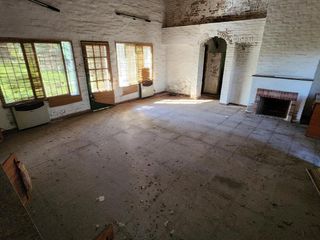 Terreno con casa a refaccionar en venta sobre camino General Belgrano City Bell