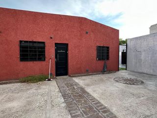 Casa en  Gualeguaychú, con local en esquina.