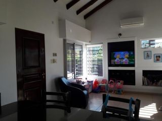 Casa venta - 3 dormitorios 2 baños - 528mts2 - Lisandro Olmos Etcheverry