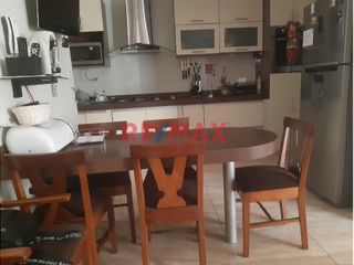 Foto 14 de Vendo Dpto. Flat Remodelado Primer Piso Urb. El Golf Con Cochera.Área 125 M2