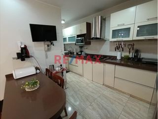 Foto 5 de Vendo Dpto. Flat Remodelado Primer Piso Urb. El Golf Con Cochera.Área 125 M2