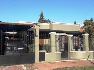 Foto 2 de MUY BUENA CASA VIAMONTE AL 2000 SOBRE LOTE DE 10 X 44