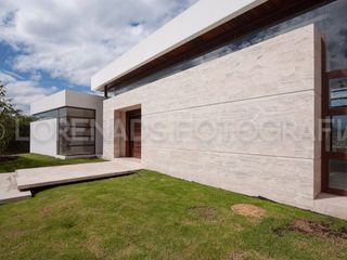 Venta de Casa Espectacular 1.350 m² Construccion en Arrayanes