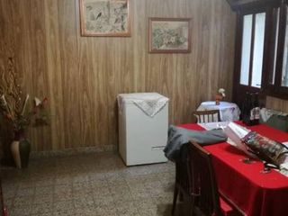 Casa 4 ambientes con cochera y fondo venta en Lomas del Mirador Catrilo al 600