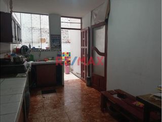 Foto 5 de Venta de Casa Oportunidad de Inversión
Venta de  casa de 2 pisos más azotea en Urb. San Isidro I Etapa
Ubicada en Calle Cristal Mz Q Lote 07, cerca