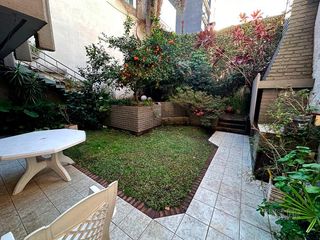 Pico 2000 Casa en 3 plantas 5 dormitorios Escritorio 4 cocheras Jardin con parrilla Nuñez