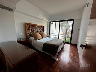 Pico 2000 Casa en 3 plantas 5 dormitorios Escritorio 4 cocheras Jardin con parrilla Nuñez