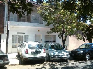 Olivos - Casa 5 ambientes, patio y terraza.