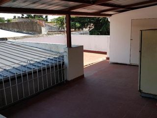 Olivos - Casa 5 ambientes, patio y terraza.