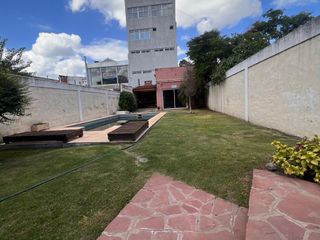 En Alquiler | Importante Propiedad en Moreno Centro de 2 Plantas con 4 Dormitorios, Garage, Quincho y Pileta