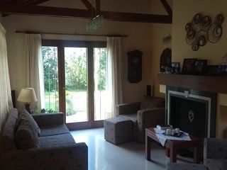 Foto 1 de VENTA MAGNIFICA CASA CON PILETA CUBIERTA Y CLIMATIZADA. BARRIO LOS TILOS