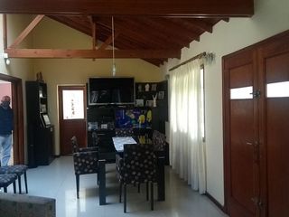 Foto 4 de VENTA MAGNIFICA CASA CON PILETA CUBIERTA Y CLIMATIZADA. BARRIO LOS TILOS