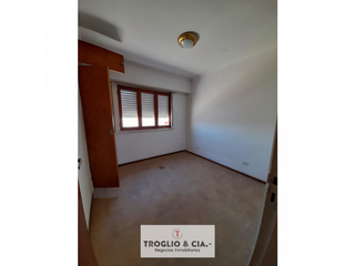 Foto 3 de RETASADA - CASA CON CUATRO AMBIENTES Y DOS LOCALES !!!