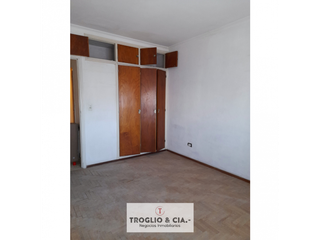 Foto 5 de RETASADA - CASA CON CUATRO AMBIENTES Y DOS LOCALES !!!