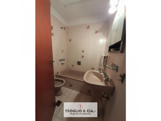 Foto 4 de RETASADA - CASA CON CUATRO AMBIENTES Y DOS LOCALES !!!
