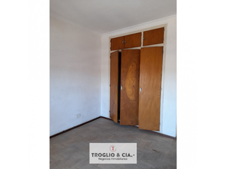 Foto 8 de RETASADA - CASA CON CUATRO AMBIENTES Y DOS LOCALES !!!