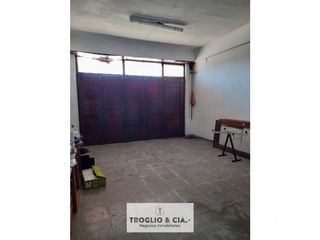 Foto 2 de RETASADA - CASA CON CUATRO AMBIENTES Y DOS LOCALES !!!