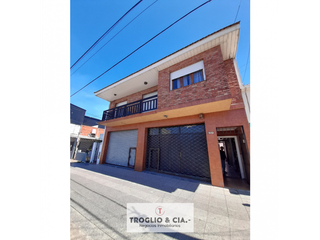 Foto 1 de RETASADA - CASA CON CUATRO AMBIENTES Y DOS LOCALES !!!
