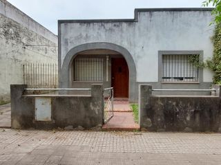 Casa Céntrica con terreno de 400m2 a la venta en Cañuelas. Apta Crédito