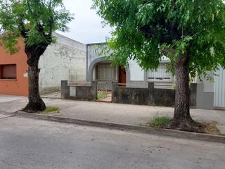 Casa Céntrica con terreno de 400m2 a la venta en Cañuelas. Apta Crédito