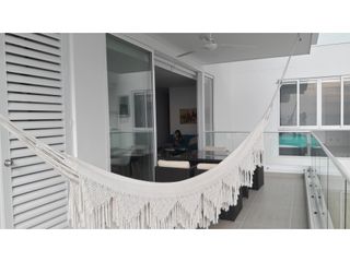 En venta apartamento con vista lateral al mar, 3 alcobas, piso 9