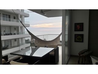 En venta apartamento con vista lateral al mar, 3 alcobas, piso 9