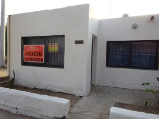 Foto 2 de Villa Adela, Hermosa zona, sobre calle Roque Arias.-
