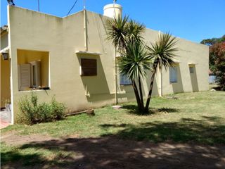 Casa con dos galpones sobre lote de 1900 m2 + 4 hectares de tierra en lo mejor de Nicanor Otamendi