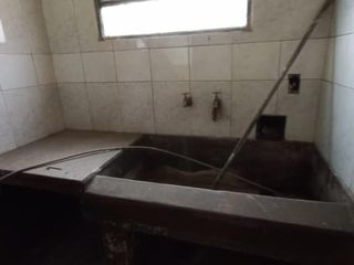 Foto 6 de Casa amplia con departamento en planta alta - ingreso independiente. A reciclar o demoler. Excelente ubicación