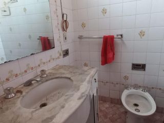 Foto 4 de Casa amplia con departamento en planta alta - ingreso independiente. A reciclar o demoler. Excelente ubicación