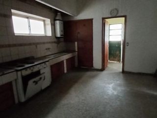 Foto 7 de Casa amplia con departamento en planta alta - ingreso independiente. A reciclar o demoler. Excelente ubicación