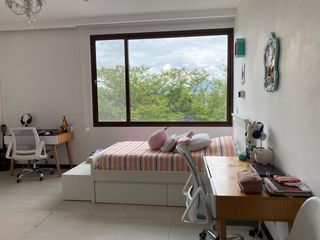 Casa de Venta en Puembo, 5 Dorms con Baño, 1.050m2 de Terreno, Urbanización Cerrada