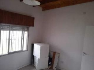 Casa en venta - 2 dormitorios 1 baño - Cochera - 70mts2 - Berazategui