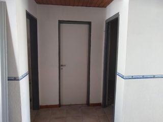 Casa en venta - 2 dormitorios 1 baño - Cochera - 70mts2 - Berazategui