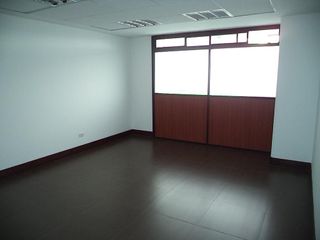 En edificio corporativo del centro norte de Quito vendo oficina