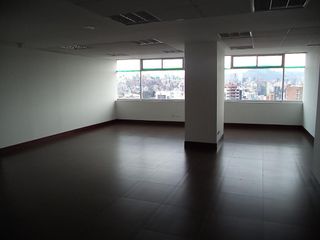 En edificio corporativo del centro norte de Quito vendo oficina