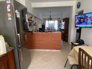 Foto 5 de Chalet 5 ambientes con garage doble en Neuquén y Berutti
