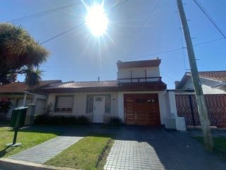 Foto 2 de Chalet 5 ambientes con garage doble en Neuquén y Berutti