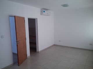 Foto 8 de SE ALQUILAN OFICINAS EN COMPLEJO VENEZUELA 114 DE VIEDMA