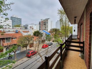 Alquiler Temporada 2023- Monoambiente con balcón a la calle y cochera Zona La Perla