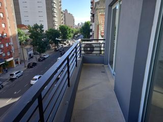 Estudio profesional mono-ambiente al frente con balcón