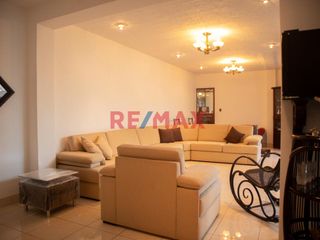 Foto 2 de 🏡 Descubre la casa de tus sueños en una de las zonas más exclusivas de Chiclayo! Te presentamos esta majestuosa propiedad ubicada en Pasaje Miraflores