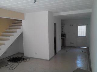 Foto 1 de Departamento 3 AMB CON PATIO Y  cochera. tigre. tacuari 255. todo incluido(  no abona expensas. abl agua )