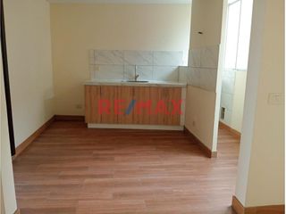 Foto 3 de Amplio Departamento en tercer piso ubicado en Urb. Casuarinas, con vista a lindo parque

* 3 Habitaciones
* 2 baños completos
* Sala comedor ampli