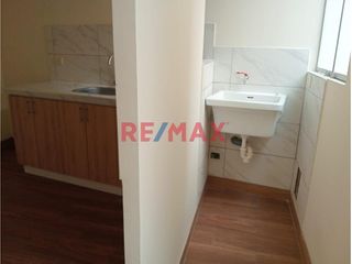 Foto 6 de Amplio Departamento en tercer piso ubicado en Urb. Casuarinas, con vista a lindo parque

* 3 Habitaciones
* 2 baños completos
* Sala comedor ampli